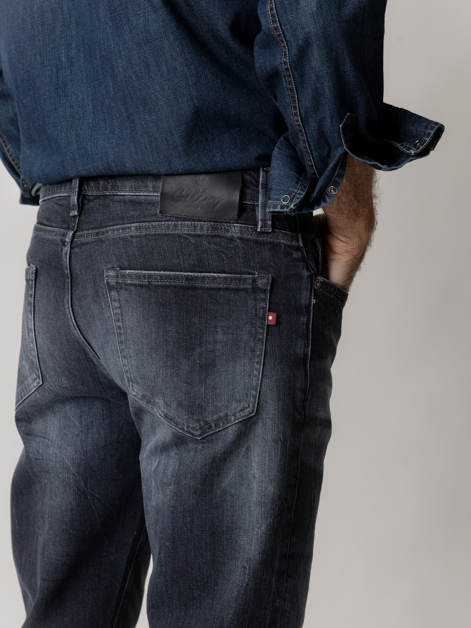 Modelshot / Dark Grey Denim / Detail